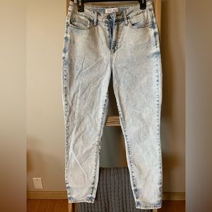 Judy Blue, very light washed slim fit jeans. They are size 5/27